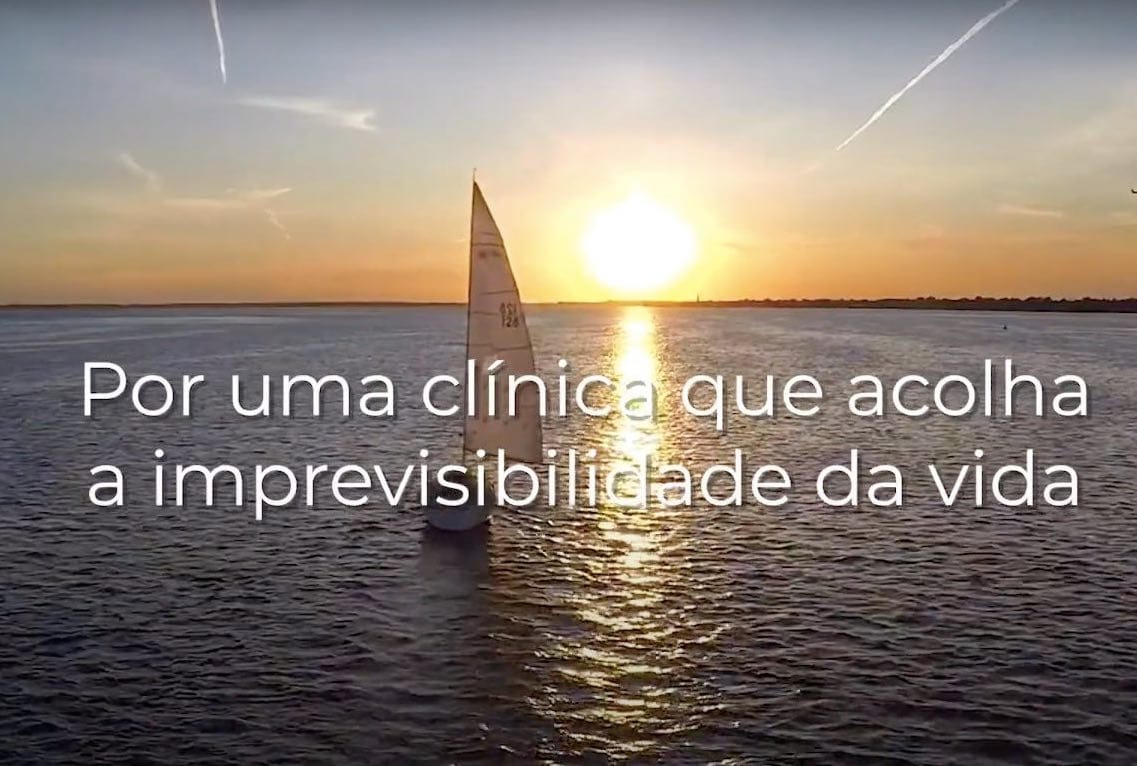 Imagem mostra a capa do vídeo do Psicólogo Paulo Bier Barcelos. A imagem mostra um veleiro navegando em um mar com o sol adiante. Ao centro está a frase "Por uma clínica que acolha a imprevisibilidade da vida".