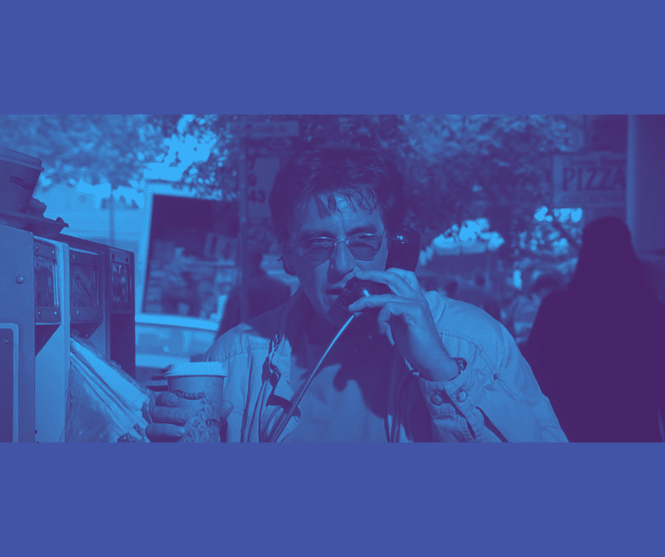 Imagem estilizada em azul mostra o ator Al Pacino interpretando o produtor e jornalista Lowell Bergman no filme O Informante (The Insider, 1999). Produção jornalística.