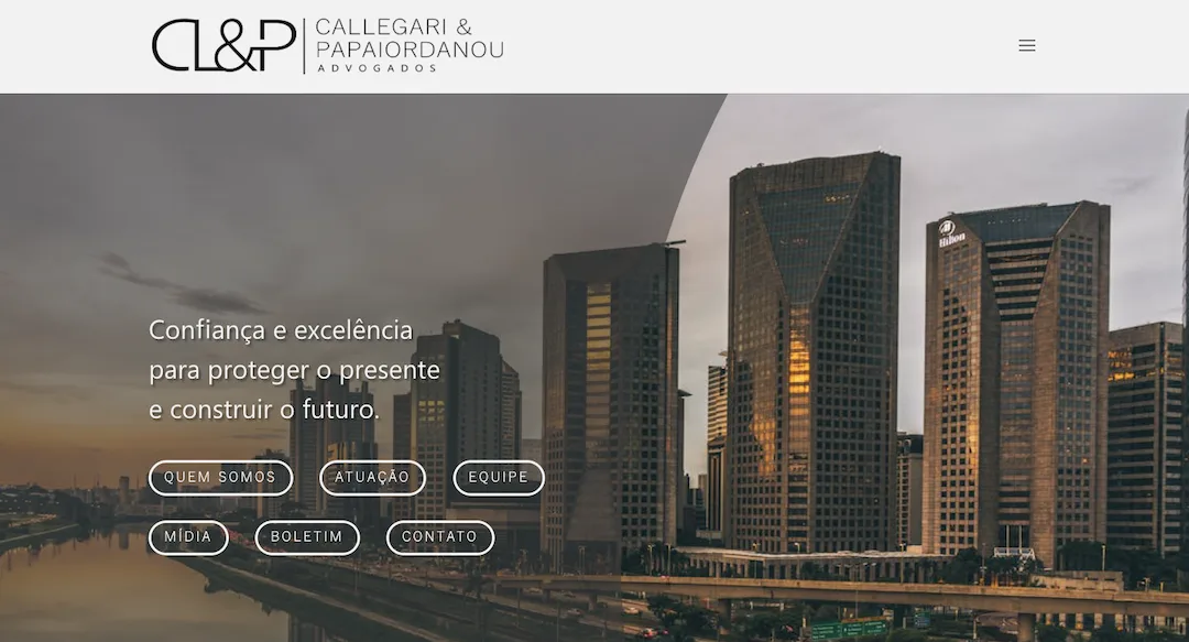 Imagem mostra a página inicial do site do escritório Callegari & Papaiordanou Advogados.