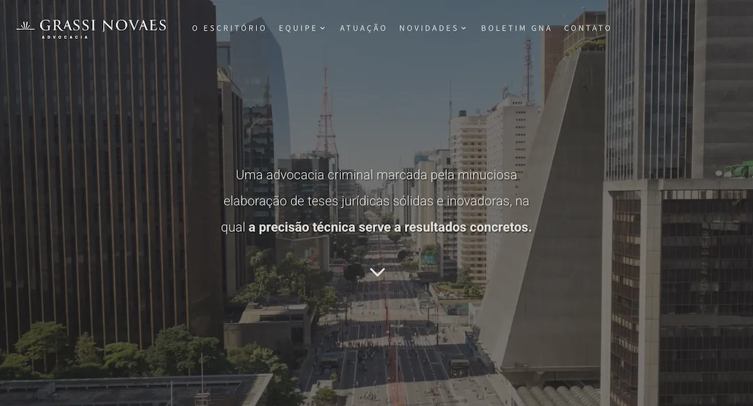 Imagem mostra a página inicial do site do escritório Grassi Novaes Advogados.
