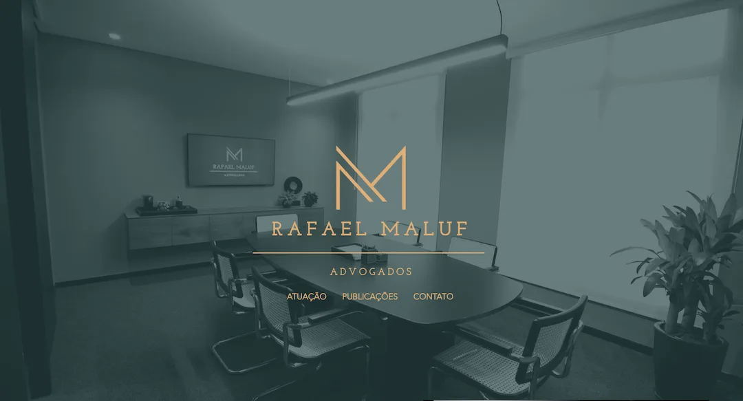 Imagem mostra a página inicial do site do escritório Rafael Maluf Advogados.