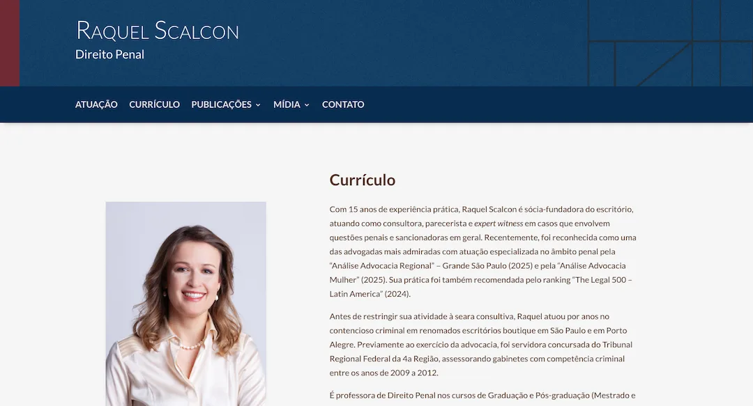Imagem mostra a página "Currículo" do site da professora de Direito Penal Raquel Scalcon.