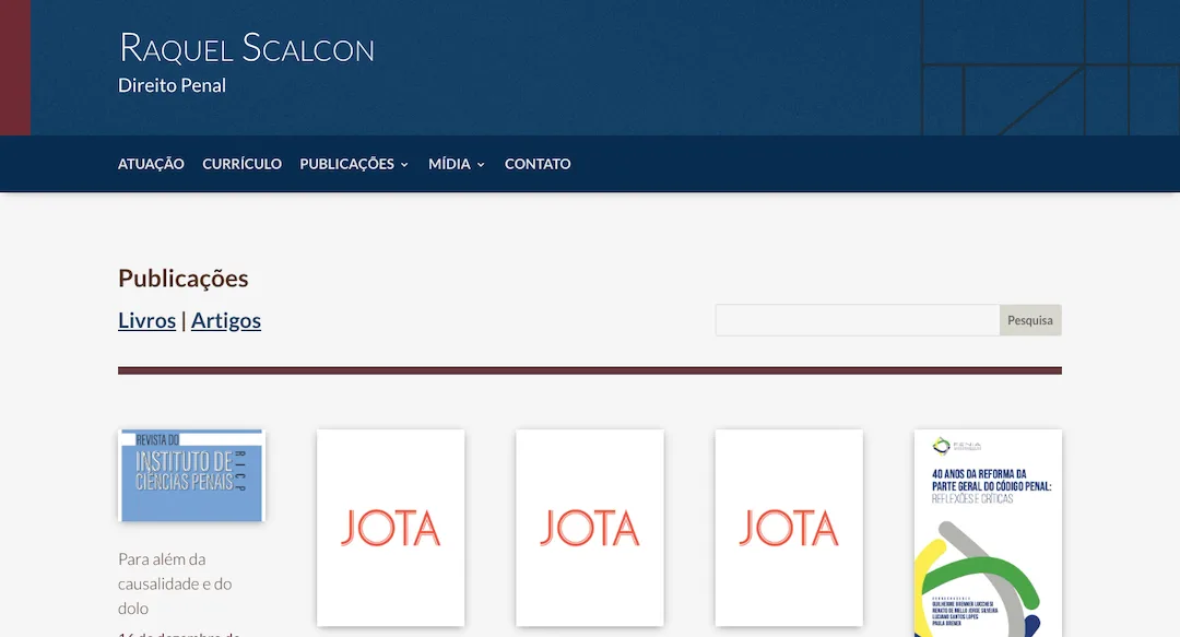 Imagem mostra a página "Publicações" do site da professora de Direito Penal Raquel Scalcon.