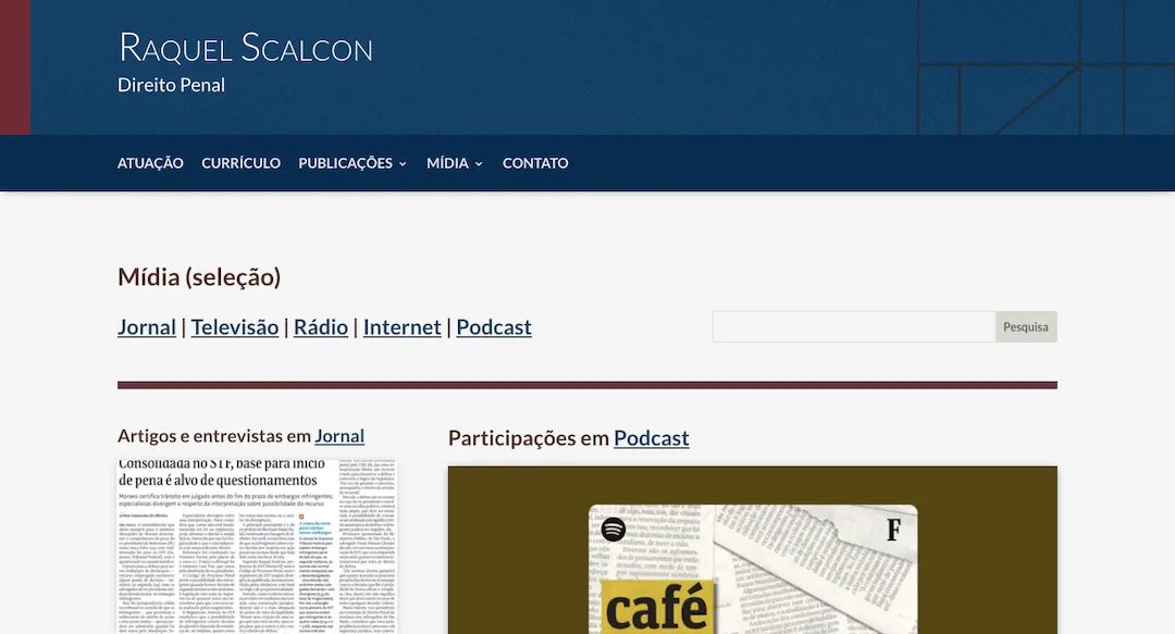Imagem mostra a página "Mídia" do site da professora de Direito Penal Raquel Scalcon.